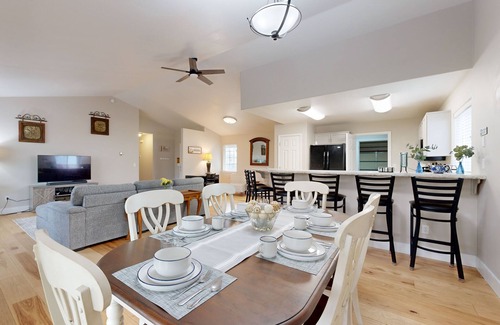 Redmond House | Family-friendly home in a quiet cul de sac with enclosed yard, patio, WiFi