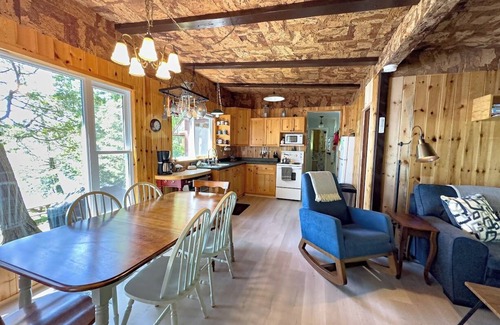 Minden Hills Cottage | Family friendly retro cottage with huge waterfront