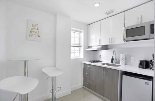 City Center Hotel | Family & Friends Getaway! Grocery Deliveries, Garden, Short Walk to Ocean Drive!