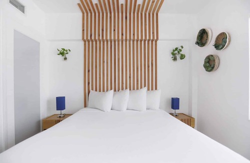 City Center Hotel | Family & Friends Getaway! Grocery Deliveries, Garden, Short Walk to Ocean Drive!