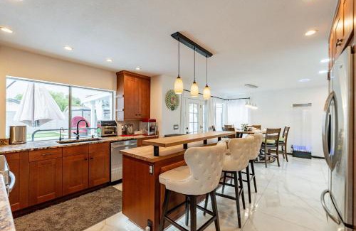 Provinces Master Community House | Family Fun House with FREE Heated Pool & Hot Tub & Game Room & Mini Golf in Chandler