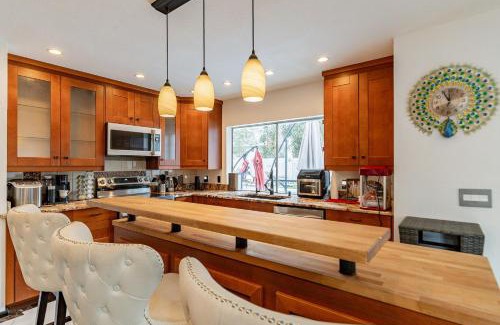 Provinces Master Community House | Family Fun House with FREE Heated Pool & Hot Tub & Game Room & Mini Golf in Chandler