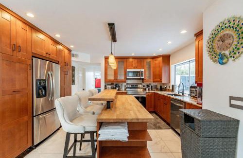 Provinces Master Community House | Family Fun House with FREE Heated Pool & Hot Tub & Game Room & Mini Golf in Chandler