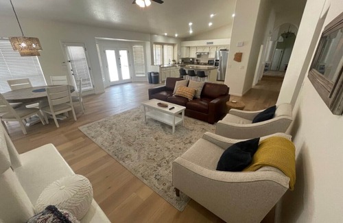 Glendale House | Family Oasis! Large yard, pool/spa, billiards/ping pong
