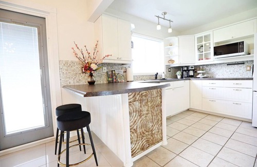 West Edmonton House | Family & Pet Friendly | A/C | Disney+ | Near WEM