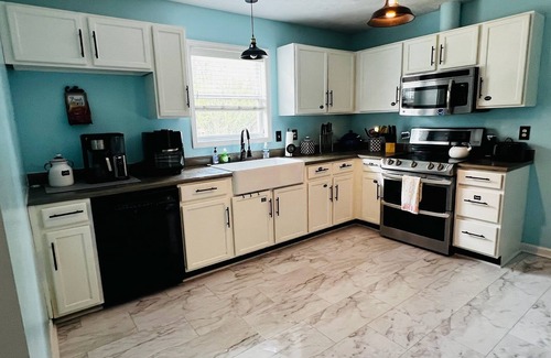 Pine Forest House | Family Retreat l Fenced yard I Outdoor Grill & Games I Near Ft Bragg