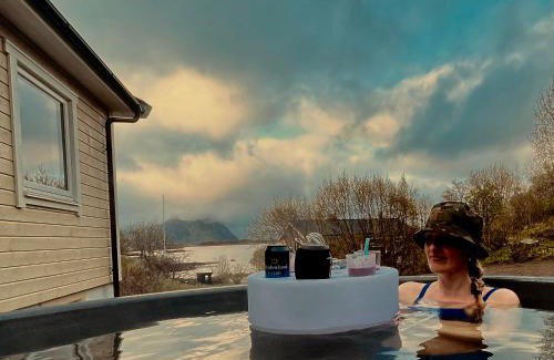 Stamsund Apartment | Familyfriendly-modern, in the fishingtown Stamsund, with Sauna and Jacuzzi