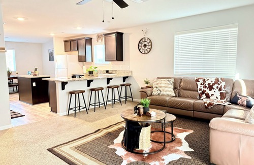 Tulare House | Farm Inspired 3b w King Bed 85tv