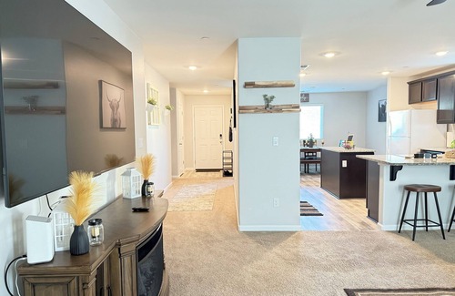 Tulare House | Farm Inspired 3b w King Bed 85tv