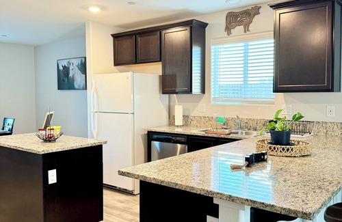 Tulare House | Farm Inspired 3b w King Bed 85tv