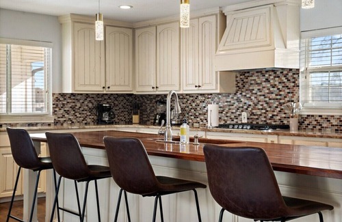 Sachse House | Farmhouse Retreat|HOT TUB |Spanishpool, Basketball