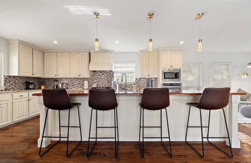 Sachse House | Farmhouse Retreat|HOT TUB |Spanishpool, Basketball