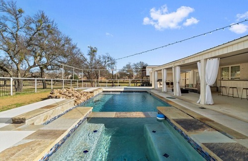 Sachse House | Farmhouse Retreat|HOT TUB |Spanishpool, Basketball