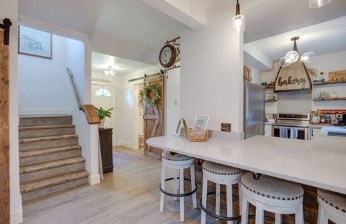 Birch Bay House | Farmhouse w/Private Hot Tub < 1 Mile to Birch Bay