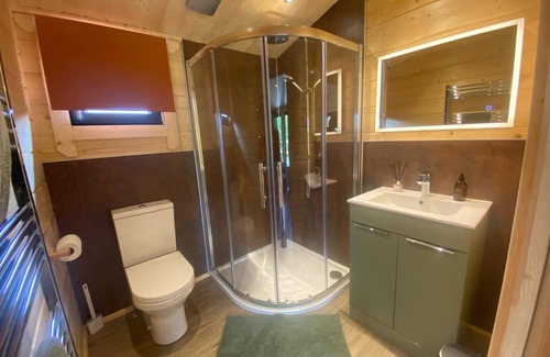 Arnold Cabin | Favourite Lodge with Hot Tub at Kingfisher Lakes | Panoramic Views | Sunny Deck!