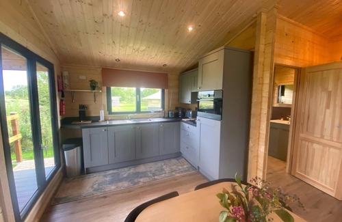 Arnold Cabin | Favourite Lodge with Hot Tub at Kingfisher Lakes | Panoramic Views | Sunny Deck!