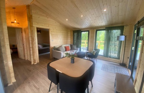 Arnold Cabin | Favourite Lodge with Hot Tub at Kingfisher Lakes | Panoramic Views | Sunny Deck!