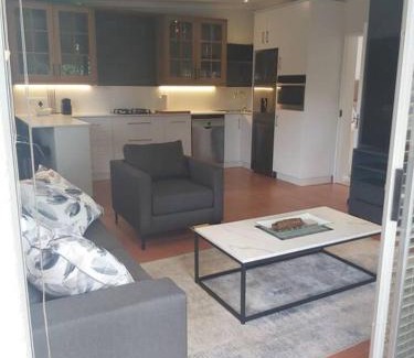 Greater Johannesburg Metropolitan Area Apartment | Fernpark Cottage, fresh & modern