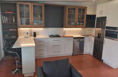 Greater Johannesburg Metropolitan Area Apartment | Fernpark Cottage, fresh & modern
