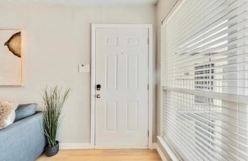 Old East Dallas Apartment | FIFA Ready The Dallas Vibe and Free Arboretum Tickets