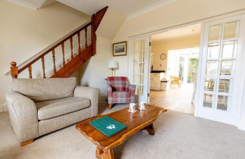 Penrhyn Bay House | FIR TREE COTTAGE - Cosy 3 Bed Cottage in Penrhyn Bay with Beautiful Sea Views and Access to Snowdonia