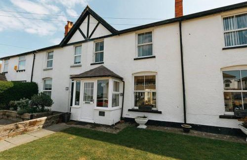 Penrhyn Bay House | FIR TREE COTTAGE - Cosy 3 Bed Cottage in Penrhyn Bay with Beautiful Sea Views and Access to Snowdonia