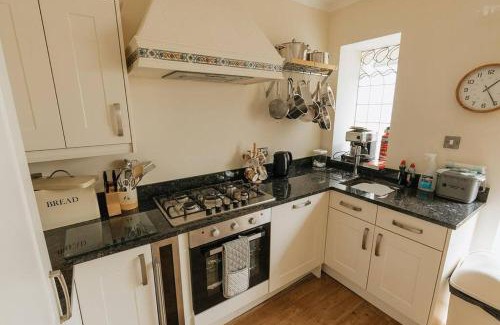 Penrhyn Bay House | FIR TREE COTTAGE - Cosy 3 Bed Cottage in Penrhyn Bay with Beautiful Sea Views and Access to Snowdonia