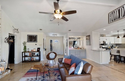 Quail Hollow House | Fire Pit Yard Games + Grill | Stylish 3BR Near Q2