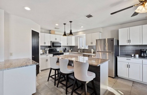 Quail Hollow House | Fire Pit Yard Games + Grill | Stylish 3BR Near Q2