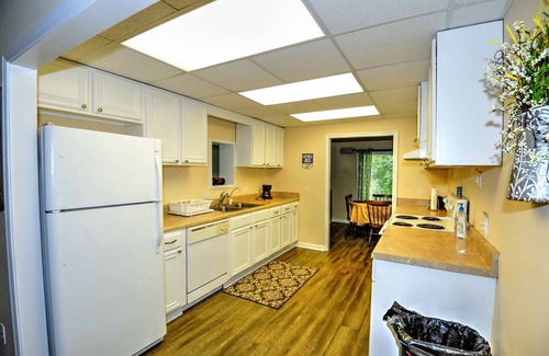Groveoak House | Fishermans retreat at desirable Guntersville Mid Lake, Private boat ramp & dock