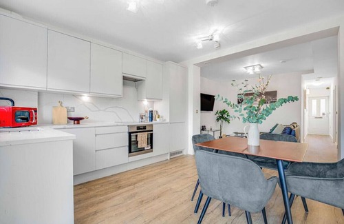Acton Apartment | Flat 100 · Stylish West London Oasis ~ Workspace ~ Long Stays