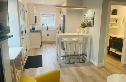 Lower Lonsdale Boat Rental | Floating retreat - unique & modern! Mins from the seabus & downtown Vancouver!