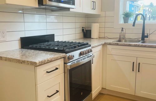 Lower Lonsdale Boat Rental | Floating retreat - unique & modern! Mins from the seabus & downtown Vancouver!