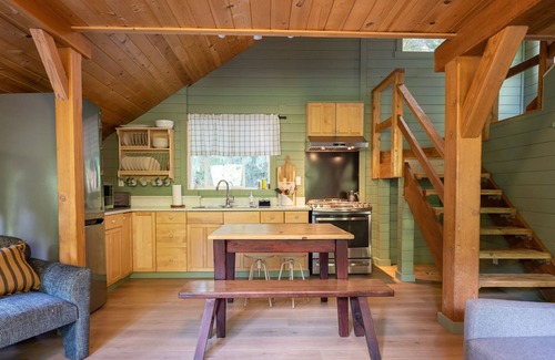 Ucluelet Cabin | Florencia Bay I Elegant Rustic I Hot Tub I Fireplace