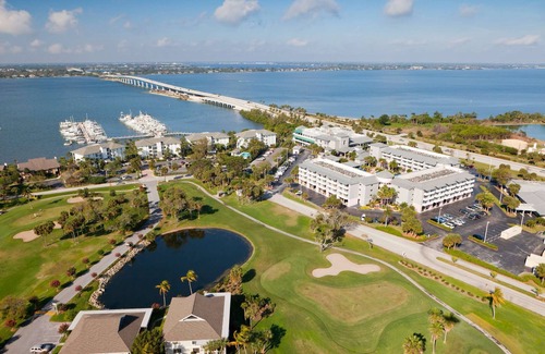 Stuart Apartment | Florida Coastal Escape | Golf. Restaurant