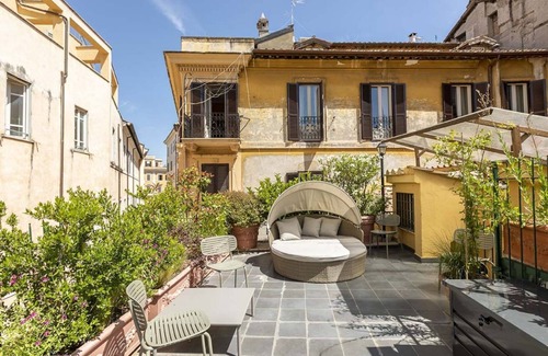 Rione IV Campo Marzio Apartment | FONTANELLA BORGHESE PALACE