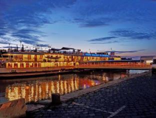 Ujlipotvaros Boat Rental | Fortuna Boat Hotel Budapest