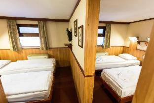 Ujlipotvaros Boat Rental | Fortuna Boat Hotel Budapest