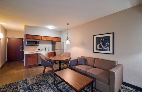 Eastlake Hotel | Four Points by Sheraton Cleveland-Eastlake