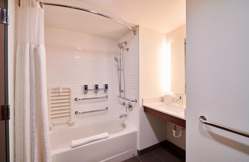 Eastlake Hotel | Four Points by Sheraton Cleveland-Eastlake