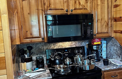 New Boston Cabin | Fox Run Cabin with WiFi right on 130 mile Hike-Bike and Equestrian trail.