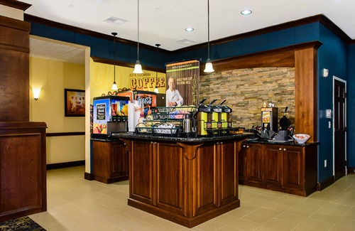 Webster Apartment | Free Breakfast + Outdoor Pool + Fitness Center Access | Close to NASA