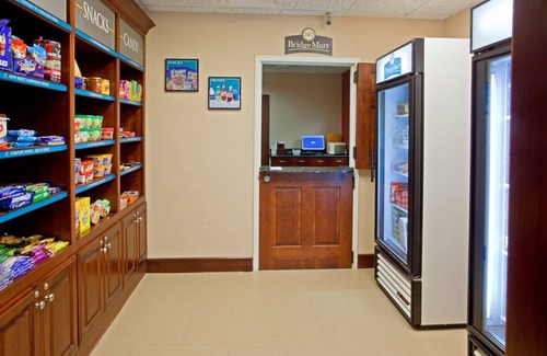 Webster Apartment | Free Breakfast + Outdoor Pool + Fitness Center Access | Close to NASA