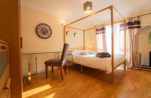 Reading House | Free Parking 6 Beds Fully Equipped Home Favourite by Contractors & Groups