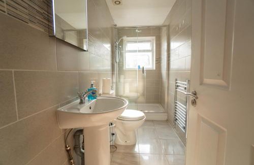 Reading House | Free Parking 6 Beds Fully Equipped Home Favourite by Contractors & Groups