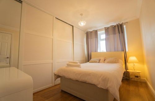 Reading House | Free Parking 6 Beds Fully Equipped Home Favourite by Contractors & Groups