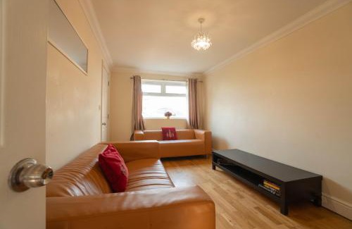 Reading House | Free Parking 6 Beds Fully Equipped Home Favourite by Contractors & Groups