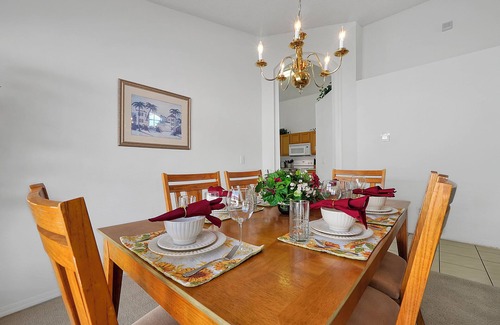 Seasons House | FREE POOL HEAT Spacious 4 BR Pool Home