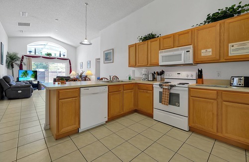 Seasons House | FREE POOL HEAT Spacious 4 BR Pool Home