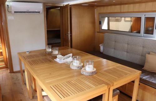 Belgrade Boat Rental | Free Room Boat Apartment